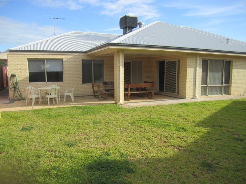 10 Quenda Drive, Canning Vale WA 6155