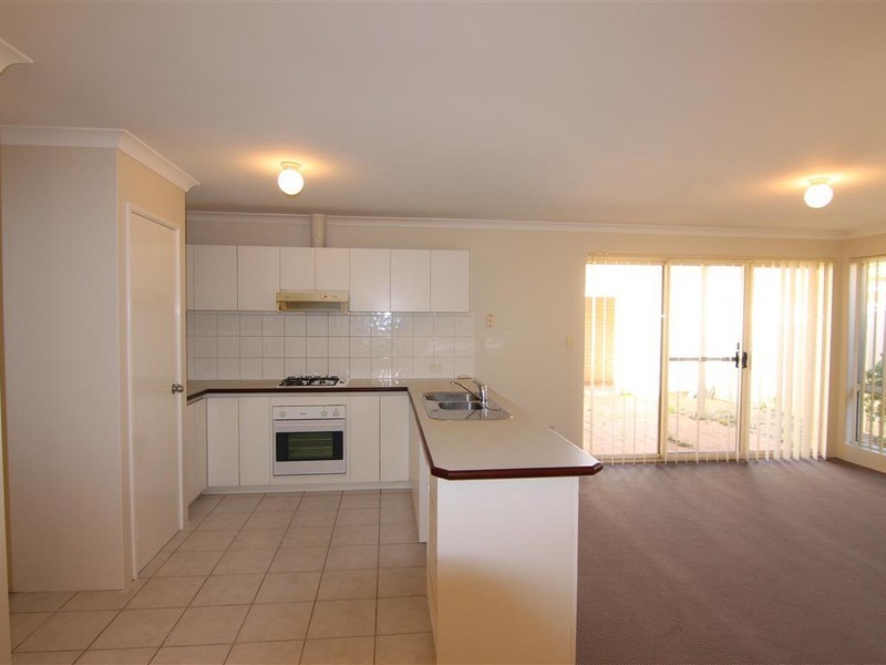 6/2 Hobby Retreat, Queens Park WA 6107