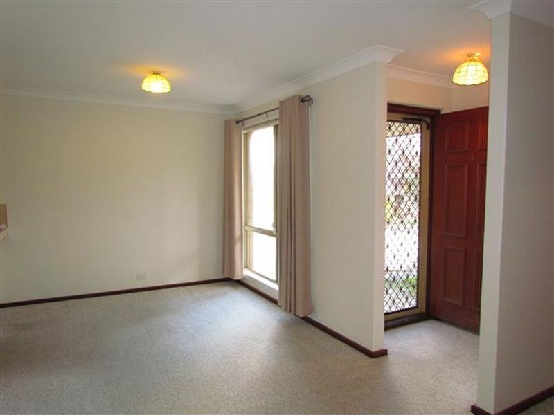 1/8 Neon Close, Parkwood WA 6147