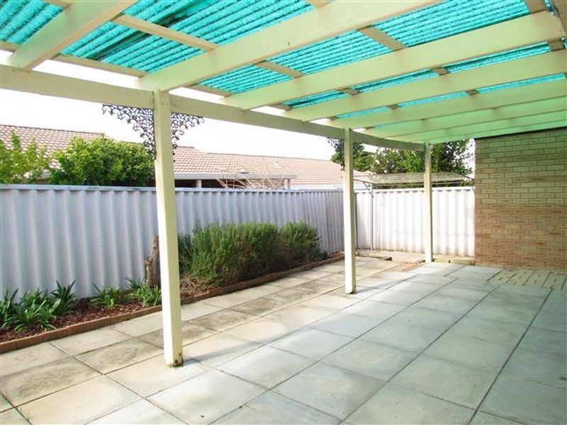 1/8 Neon Close, Parkwood WA 6147