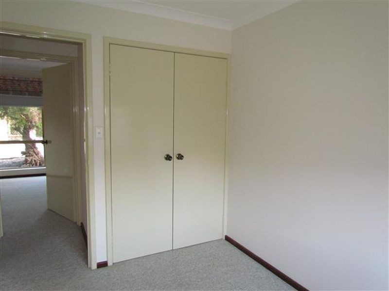 1/8 Neon Close, Parkwood WA 6147