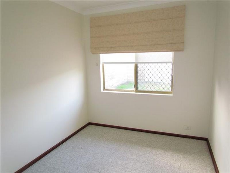 1/8 Neon Close, Parkwood WA 6147