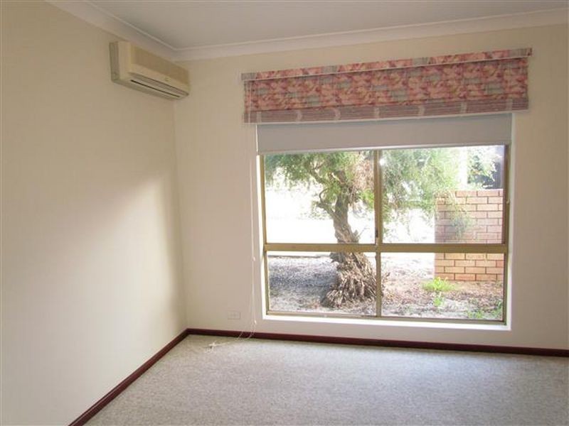 1/8 Neon Close, Parkwood WA 6147