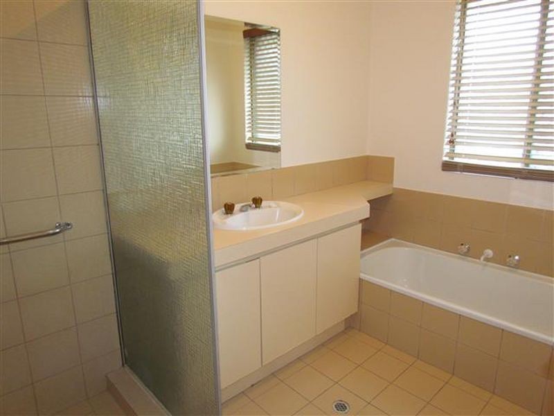 1/8 Neon Close, Parkwood WA 6147