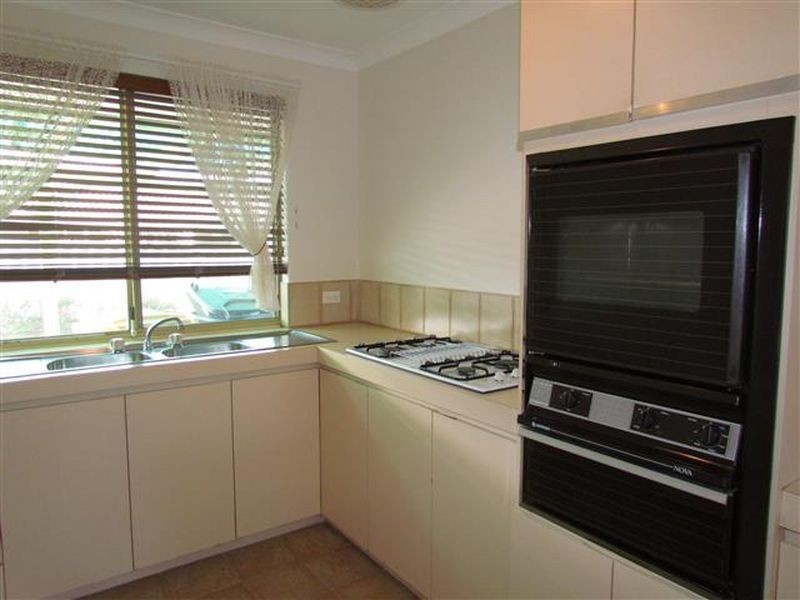 1/8 Neon Close, Parkwood WA 6147