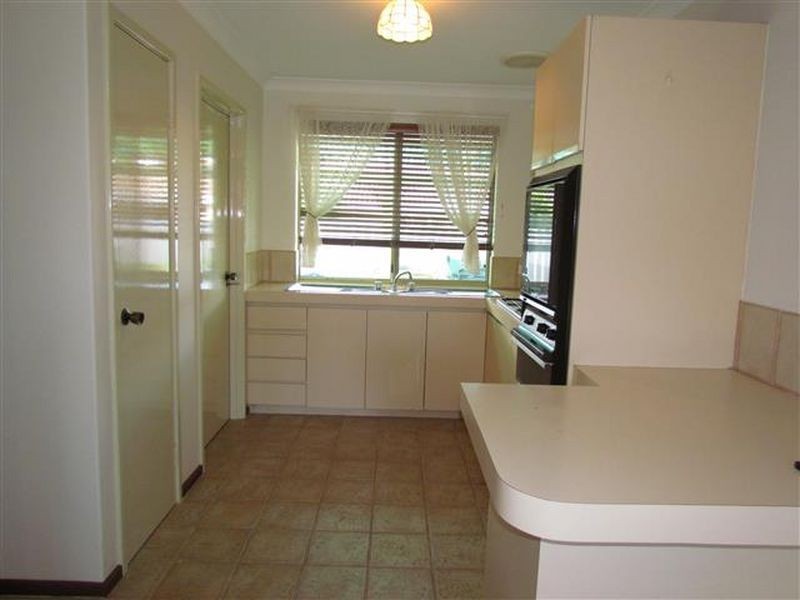 1/8 Neon Close, Parkwood WA 6147