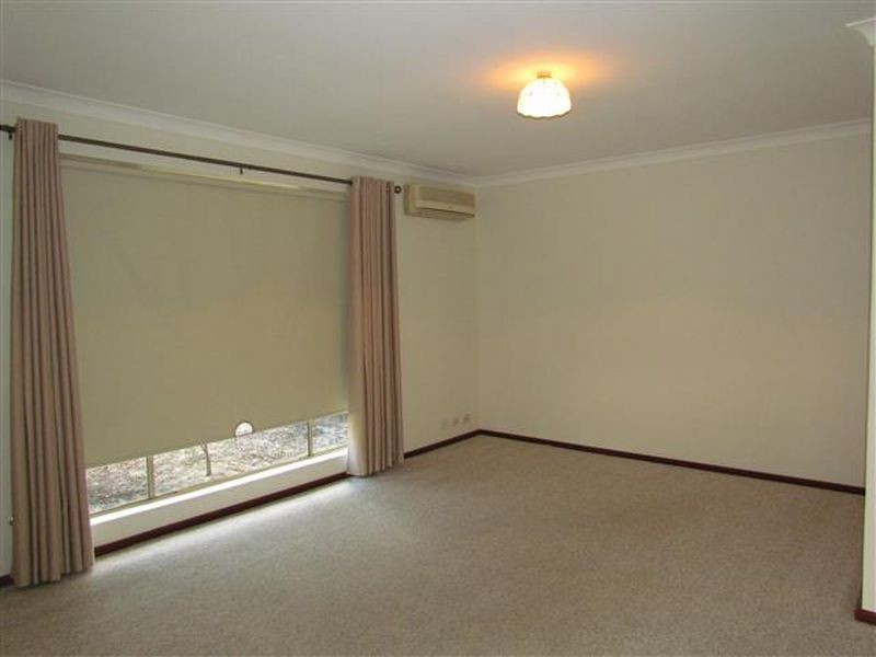 1/8 Neon Close, Parkwood WA 6147