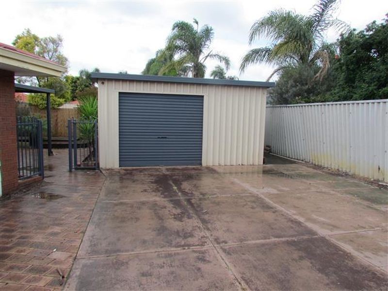 10 Regal Drive, Thornlie WA 6108