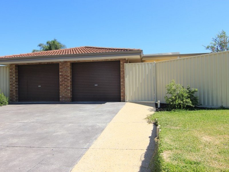 25 Ningaloo Way, Thornlie WA 6108