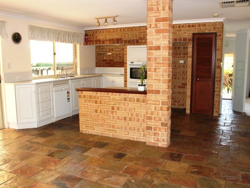 2 Harrington Crescent, Leeming WA 6149