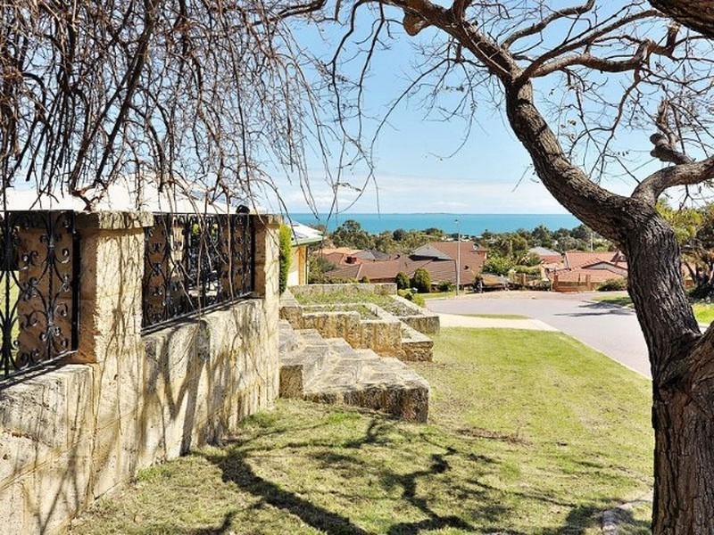 8 Anitra Court, Coogee WA 6166