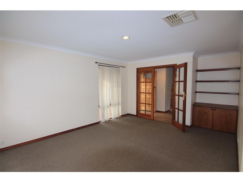 10 Witney Place, Leeming WA 6149
