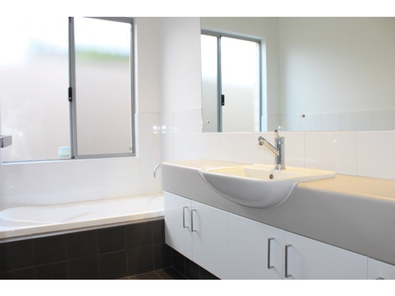 2/11 Katsura Gardens, Munster WA 6166