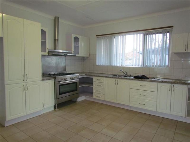 24 Wellington Street, Queens Park WA 6107