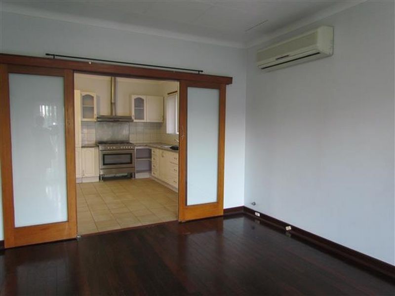 24 Wellington Street, Queens Park WA 6107