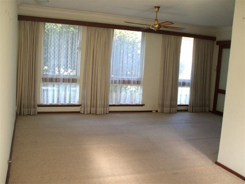 5 Tudor Ave, Shelley WA 6148