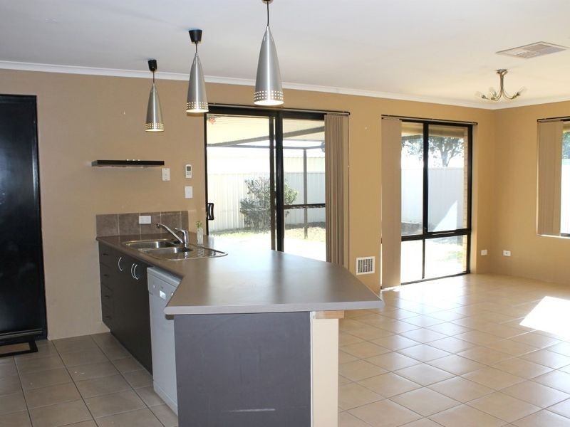 4 Milano Loop, Seville Grove WA 6112