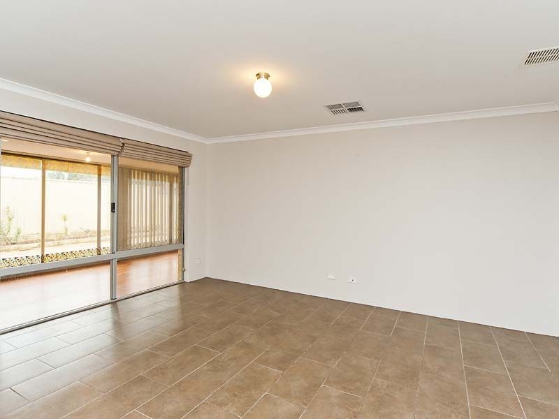 4 Silverline Bend, Bertram WA 6167