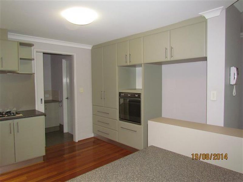 1/6 Batsford Way, Canning Vale WA 6155