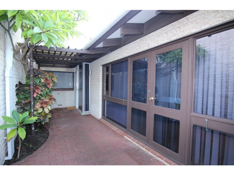 1/8 Cale Street, Como WA 6152