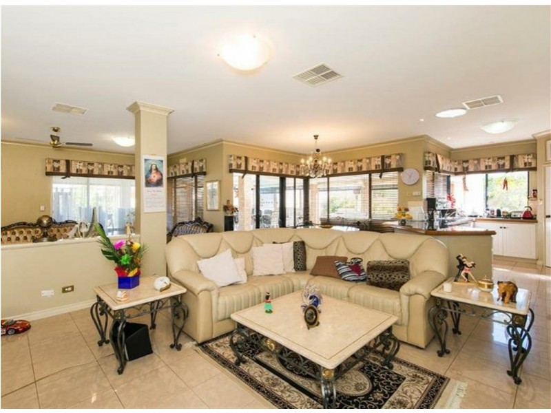 32 Roebuck Avenue, Canning Vale WA 6155