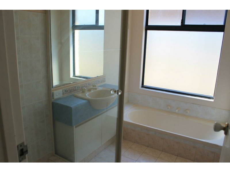 8 Ellery Court, Success WA 6164