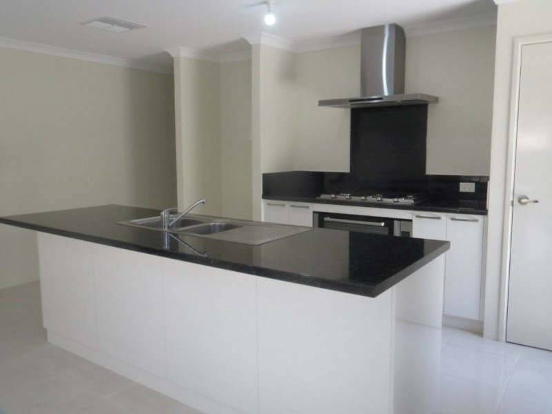 5 Varazze Way, Piara Waters WA 6112