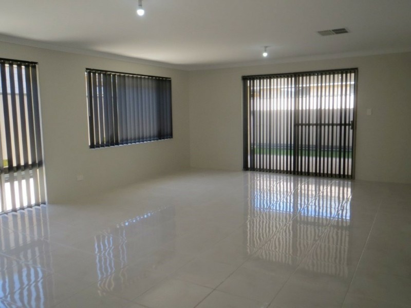 5 Varazze Way, Piara Waters WA 6112