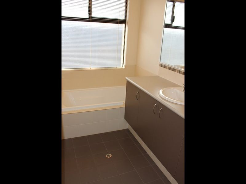 18 Gingerale Circle, Darling Downs WA 6122