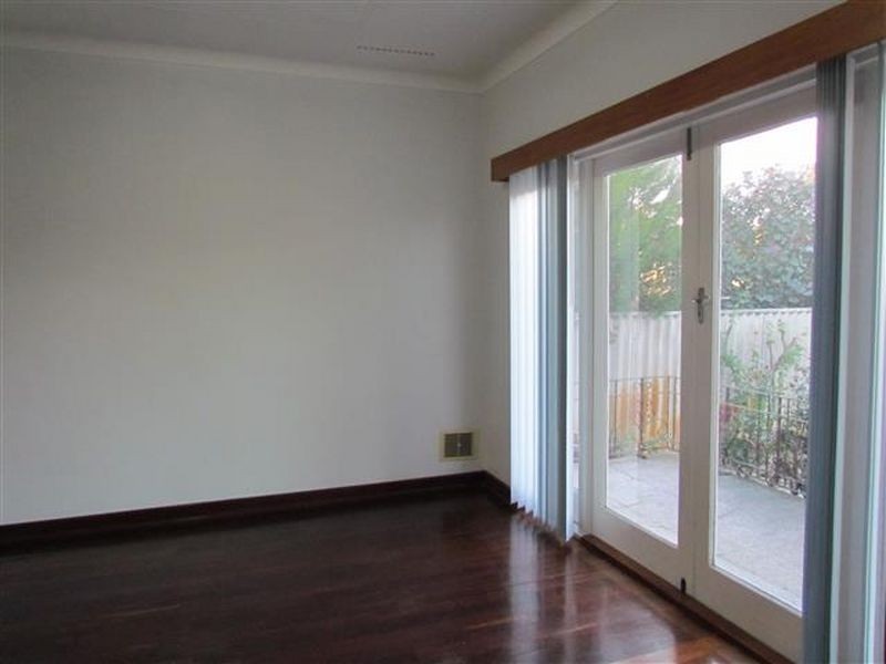 24 Wellington Street, Queens Park WA 6107