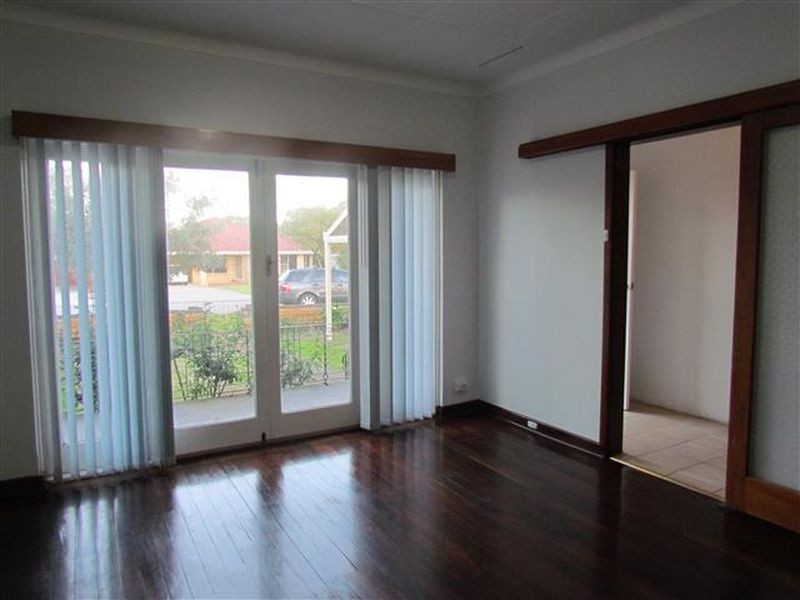 24 Wellington Street, Queens Park WA 6107