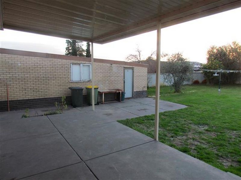 24 Wellington Street, Queens Park WA 6107