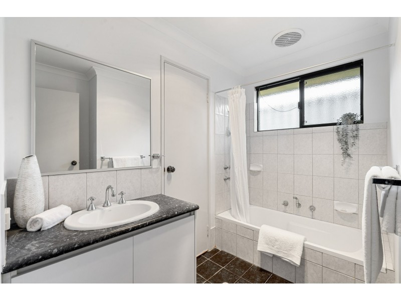 8 Shoalhaven Rise, Success WA 6164