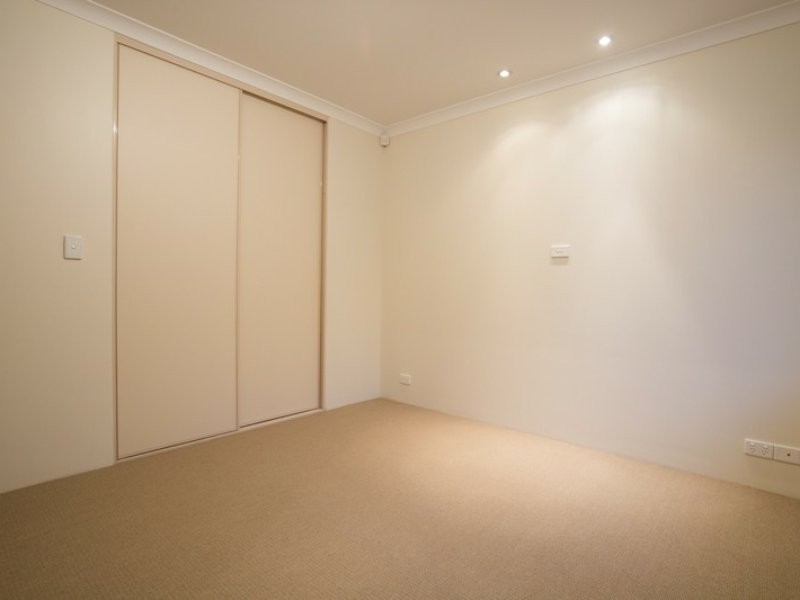 5 Darter Place, Queens Park WA 6107