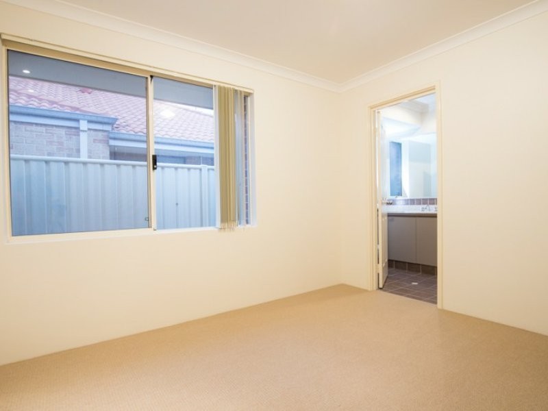 5 Darter Place, Queens Park WA 6107