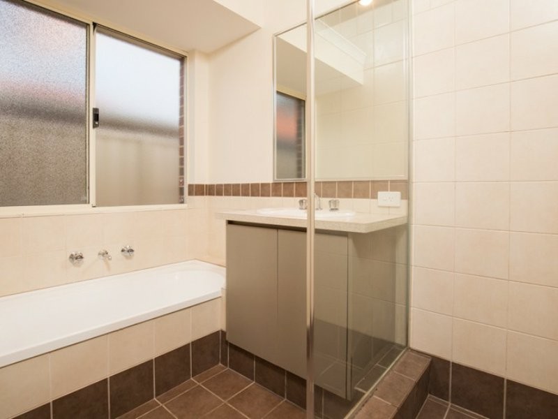 5 Darter Place, Queens Park WA 6107