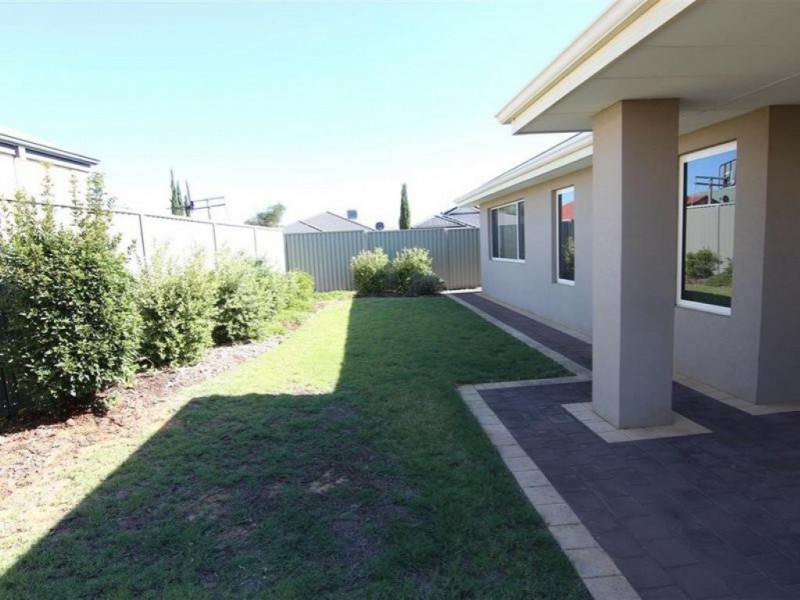 6 Weybridge Drive, Wellard WA 6170