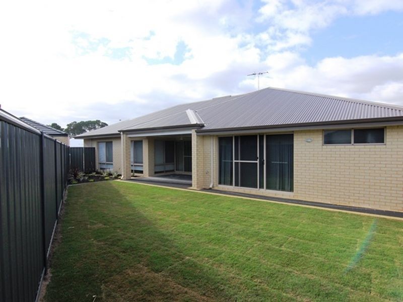 4 Flindell Way, Piara Waters WA 6112