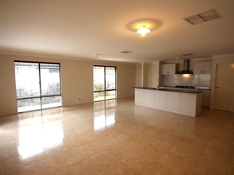 7 Montpelliar Way, Piara Waters WA 6112