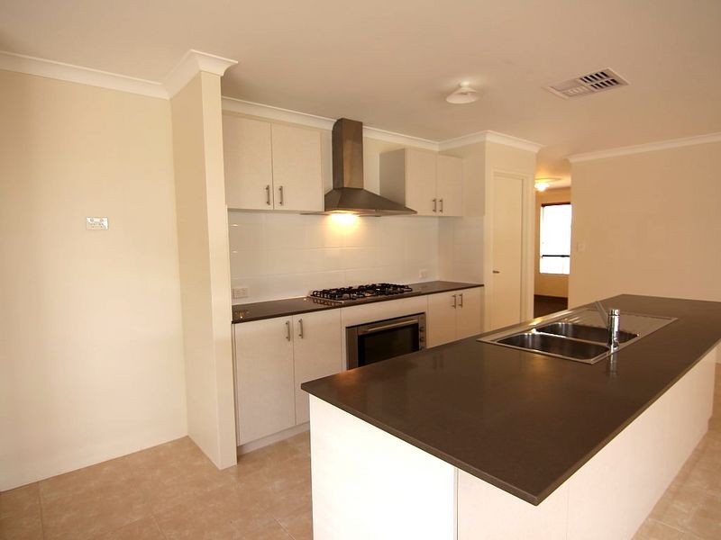 7 Montpelliar Way, Piara Waters WA 6112