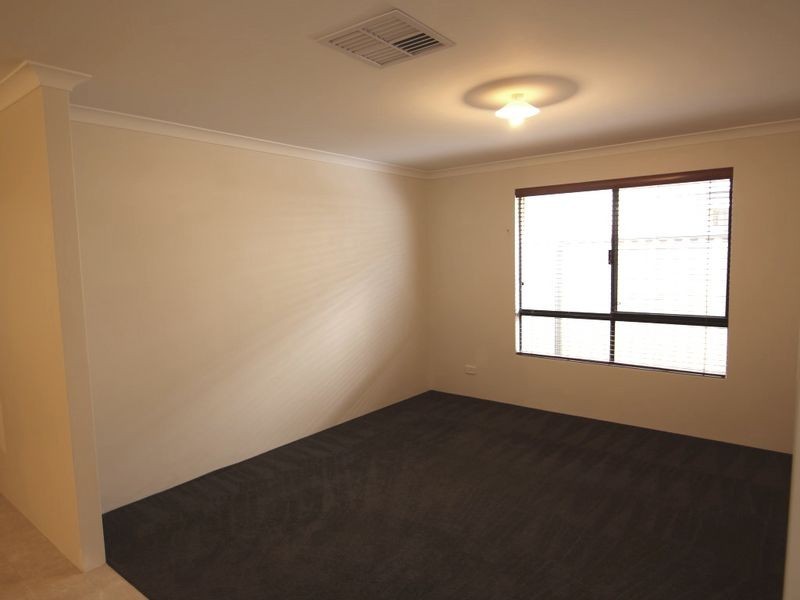 7 Montpelliar Way, Piara Waters WA 6112