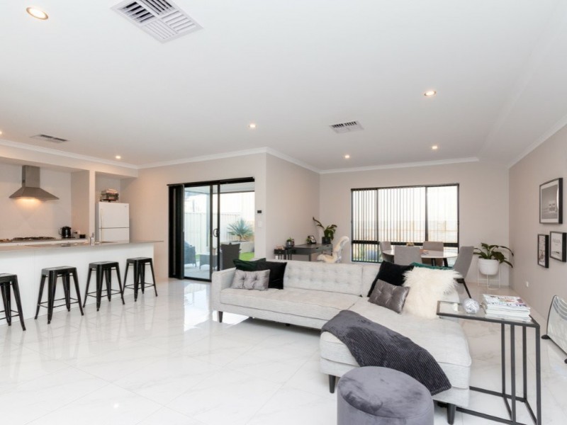 3 Irvine Parade, Hammond Park WA 6164