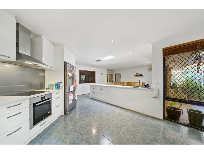 11 Seabrook Place, Success WA 6164