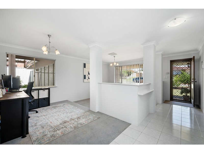 6 Poinsettia Grove, South Lake WA 6164