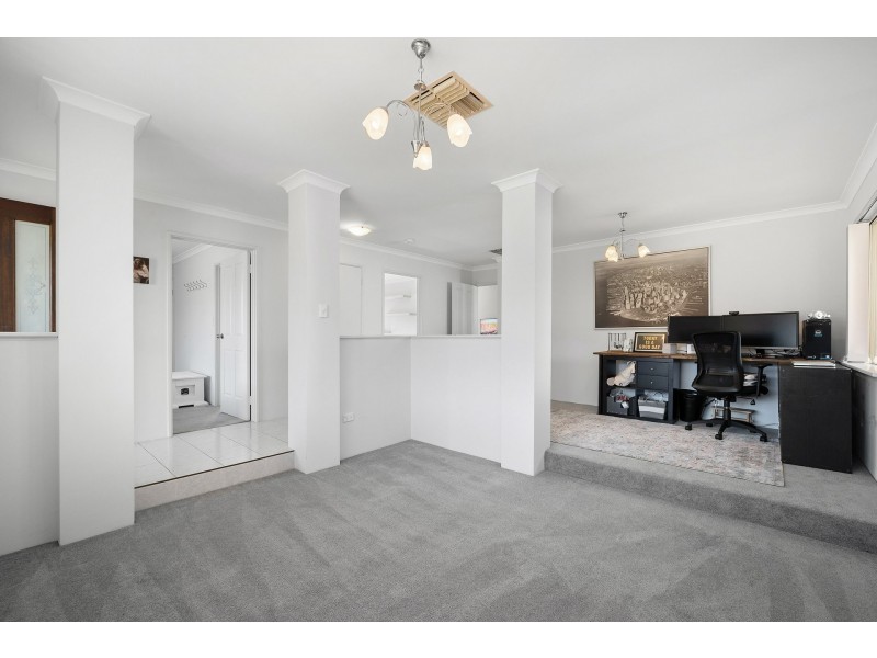 6 Poinsettia Grove, South Lake WA 6164