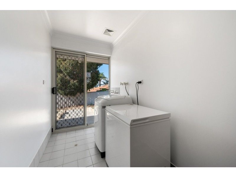 6 Poinsettia Grove, South Lake WA 6164