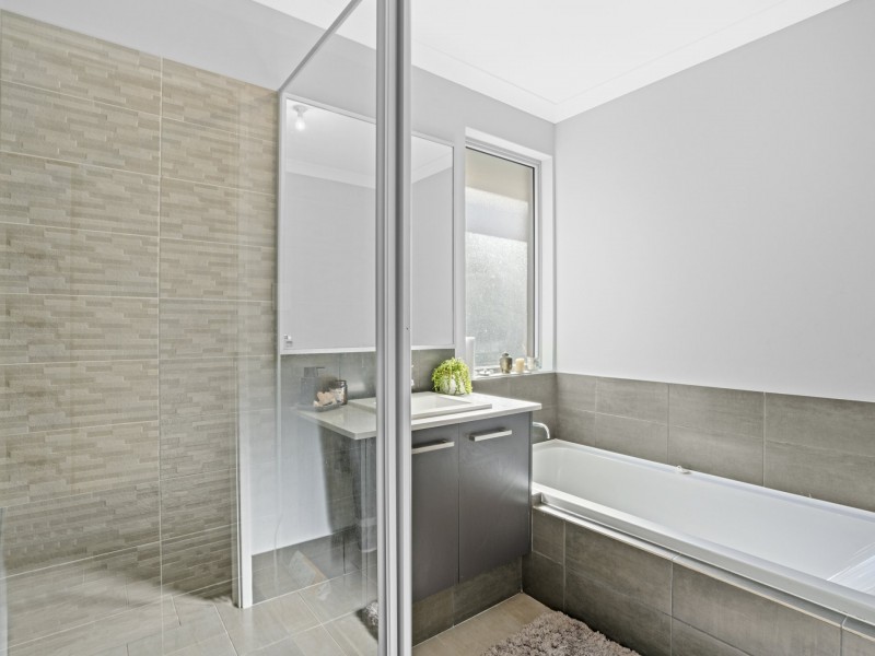 30 Yewers Drive, Champion Lakes WA 6111