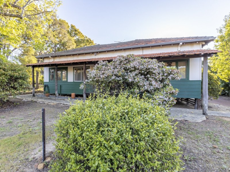 8 Boonooloo Road, Kalamunda WA 6076