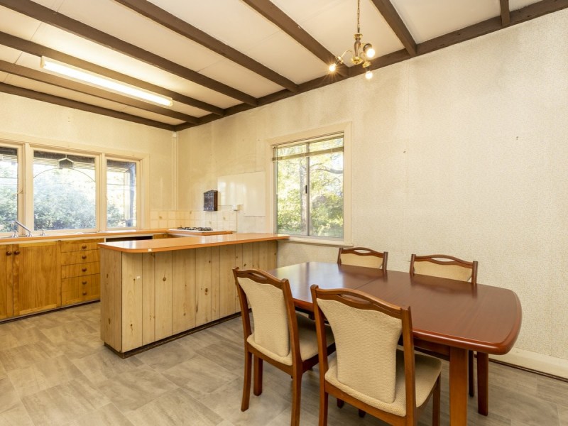 8 Boonooloo Road, Kalamunda WA 6076