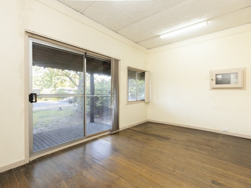 8 Boonooloo Road, Kalamunda WA 6076